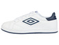 Weiße Umbro Sneaker mit blauem Logo.