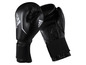 Ein Paar schwarze Adidas Boxhandschuhe.