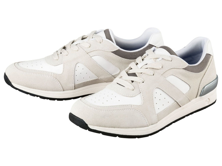 Zwei Paar weiße Sneaker mit Schnürsenkeln.