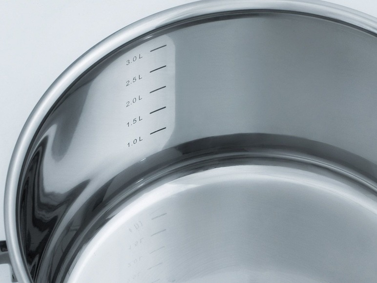 Ein Edelstahltopf mit Messbezeichnung.