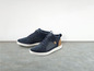 Zwei Paar blaue Sneaker mit braunen Details.