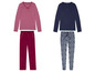 Zwei Pyjama-Sets: eines gestreift und eines mit Punkten.