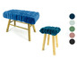 Eine blaue, geflochtene Bank und ein passender Hocker mit Holzbeinen.