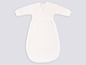 Weißer Babyschlafsack mit langen Ärmeln.