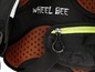Ein schwarzer Rucksack von Wheel Bee mit orangefarbenen Mesh-Paneelen