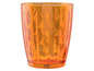Ein orangefarbenes Glas mit facettenreichem Design.