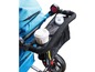 Ein Kinderwagen mit einem Getränkehalter und einer Tasche für Flaschen.