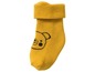 Gelbe Babysocken mit Bärenmotiv.