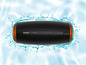 Ein schwarzer Philips Bluetooth-Lautsprecher im Wasser.