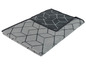 Eine graue Wolldecke mit geometrischem Muster.