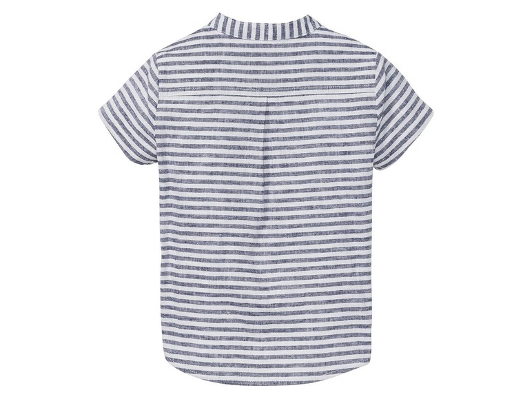 Ein weiß-blaues, gestreiftes Leinenhemd mit kurzen Ärmeln.
