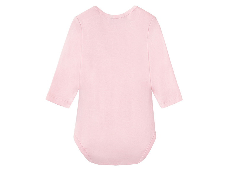 Ein rosa Baby-Body mit langen Ärmeln.