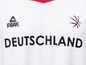 Weißes Basketballtrikot mit Peak-Logo, einem Basketball und 'DEUTSCHLAND'