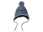 Eine blaue Strickmütze mit Bommel.