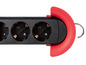 Eine schwarze Steckdosenleiste mit drei Steckdosen und einem roten Kabelkanal.