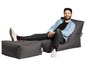 Ein Mann entspannt sich auf einem grauen Sitzsack von Sitting Point.