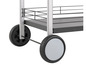 Zwei Räder eines silbernen Servierwagens.
