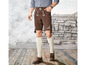 Mann trägt Lederhosen mit traditionellen Stickereien und Socken.