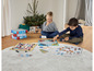 Zwei Kinder spielen Brettspiele mit Disney-Motiven, darunter Frozen.