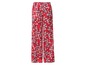 Rote Hose mit Blumenmuster.