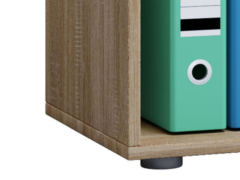 Holzbibliothek mit grünen und blauen Ordnern.