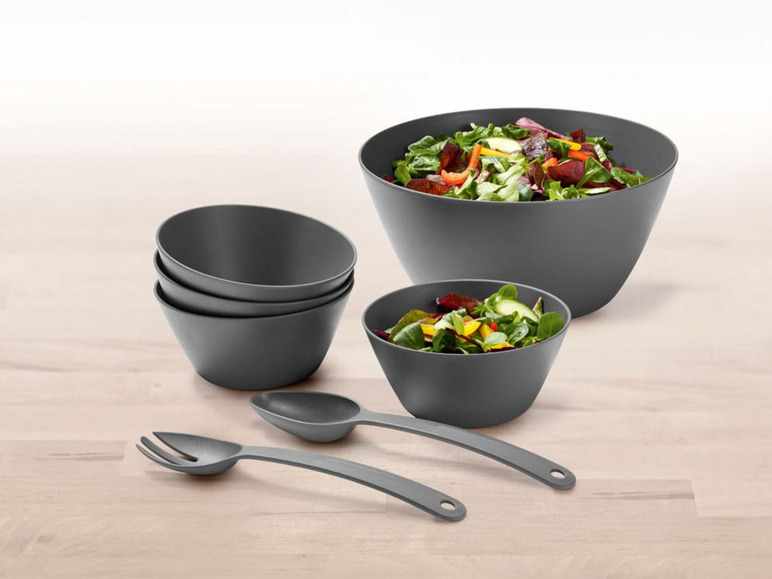 Ein Set grauer Schüsseln mit einer großen Salatschüssel und Besteck.