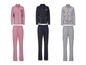 Drei Damen-Trainingsanzüge in Rosa, Dunkelblau und Grau mit Blumenmuster.