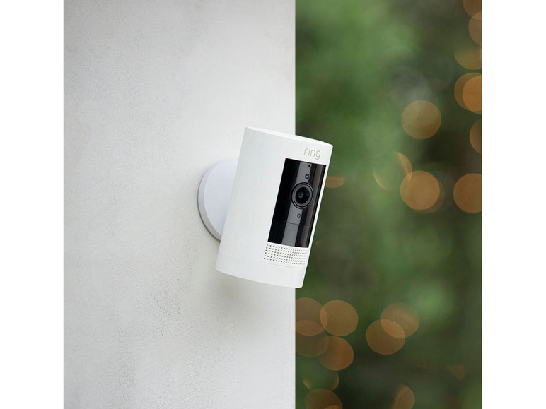 Eine weiße Ring-Sicherheitskamera, die an einer Wand befestigt ist.