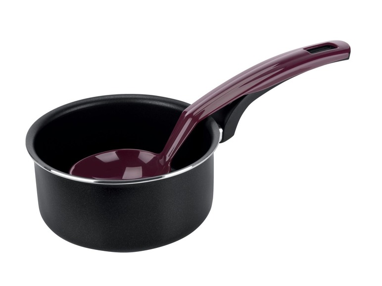 Ein schwarzer Topf mit einer roten Suppenkelle.