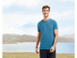 Mann in einem blauen T-Shirt und schwarzen Hosen in einer Landschaft