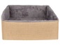 Ein graues Plüsch-Hundebett in einem Jutekorb.