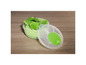 Ein grüner Salatschleuder mit Salat.