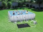 Ein Bestway-Pool mit Filterpumpe und Solarpanel im Garten.