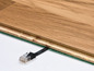 Ein Ethernet-Kabel unter einem Holzboden