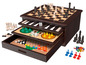 Eine Holzkiste mit Schachbrett, Dame, Ludo und einem weiteren Brettspiel.