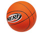 Ein orangefarbener Basketball mit dem NERF-Logo.