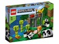 LEGO Minecraft Set mit Pandas, einem Baumhaus und Bambus.