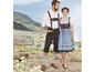 Mann und Frau in traditioneller deutscher Tracht mit Lederhosen und Dirndl