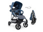 Ein blauer Hauck Kinderwagen, der sich leicht zusammenfalten lässt.