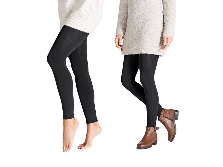 Zwei Frauen mit schwarzen Strumpfhosen und braunen Stiefeln.