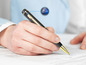 Eine Hand, die einen Stift mit versteckter Kamera verwendet, um ein Formular zu unterschreiben.
