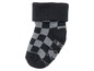 Schwarze Babysocken mit grauen Karos und rutschfesten Punkten.