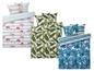 Drei Bettbezüge mit unterschiedlichen tropischen Prints: Flamingos, Palmblätter und blaue Blätter.