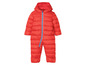 Ein roter Winteroverall mit Kapuze für Babys.
