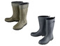 Zwei Paar Gummistiefel, ein Paar grün mit Fleecefutter und ein Paar blau.