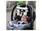 Ein Baby in einem Autositz mit einem Spielbogen mit Bären und Lamas.