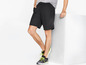 Mann in schwarzen Sport-Shorts und Laufschuhen.