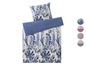 Blaue Bettwäsche mit floralem Muster.