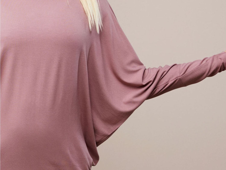 Ein rosafarbener Oversize-Pulli mit langen Ärmeln.