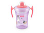 Ein rosa NUK Trinkbecher mit zwei Griffen und einem Motiv mit einer Maus und einem Hund.